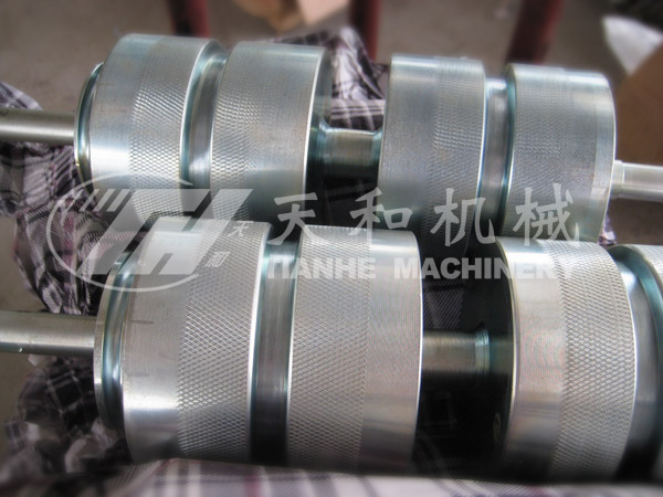 Lathe cutting roller